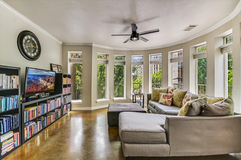 Virtual tour of 910 W 25th ST Unit #206