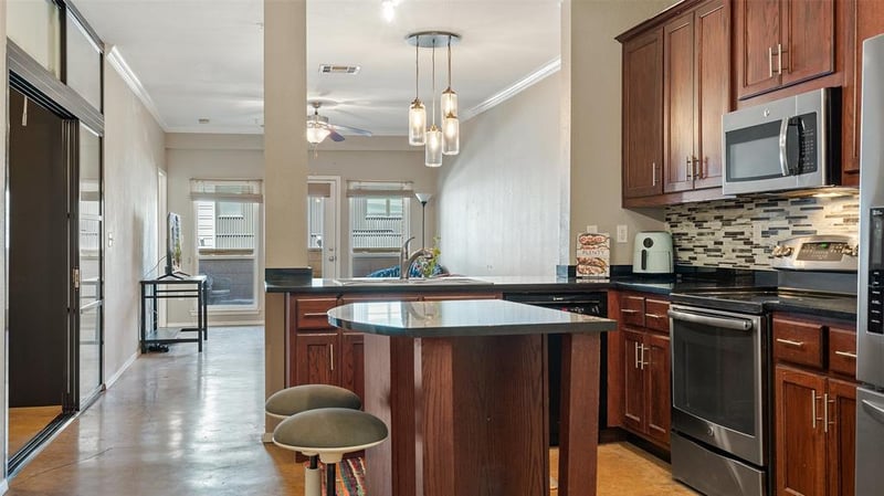Virtual tour of 910 W 25th St Unit #304