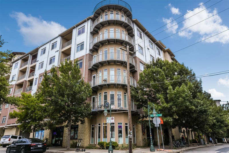 Virtual tour of 910 W 25th St Unit #503