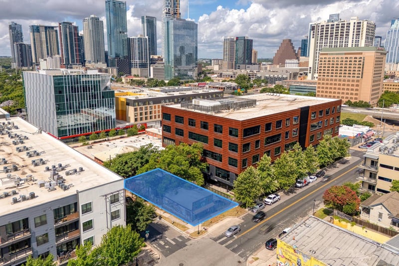Virtual tour of 911 E 6th St