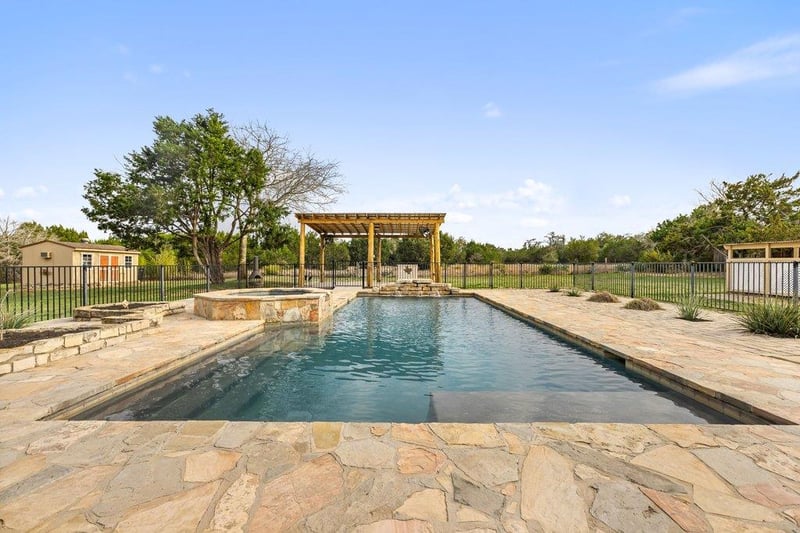 Virtual tour of 911 Oak Meadow DR