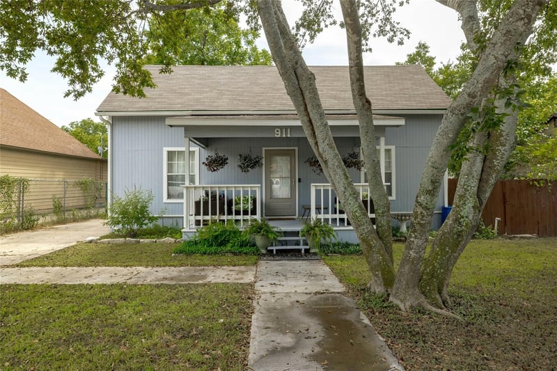 Virtual tour of 911 W 3rd St Unit #1-2