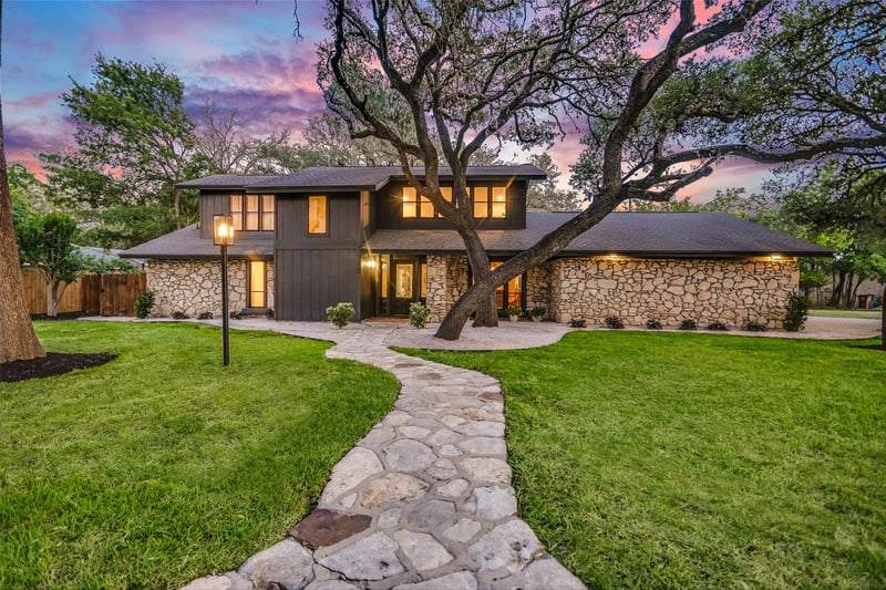 Virtual tour of 9112 Balcones Club DR