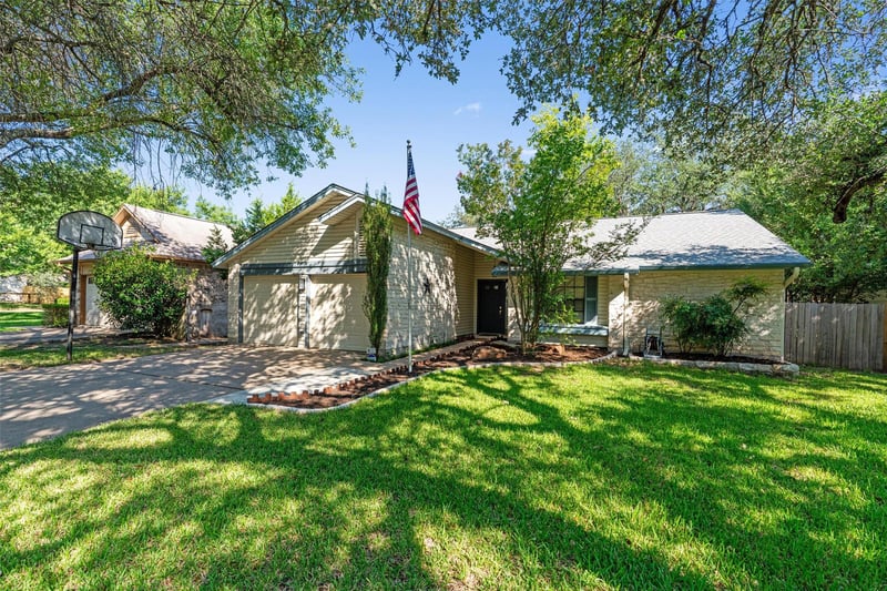 Virtual tour of 9112 Hazelhurst Dr