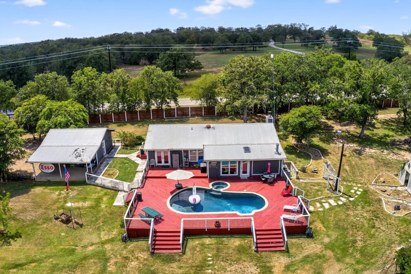 Virtual tour of 912 FM 812