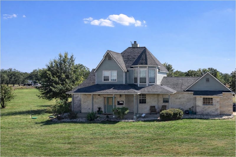 Virtual tour of 913 County Road 220