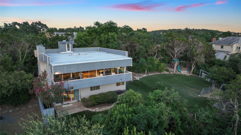 Virtual tour of 913 Dartmoor DR