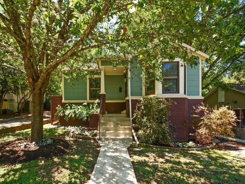 Virtual tour of 915 Post Oak St