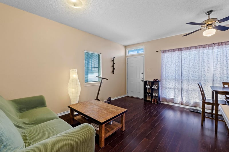 Virtual tour of 915 W 22nd 1/2 ST Unit #202
