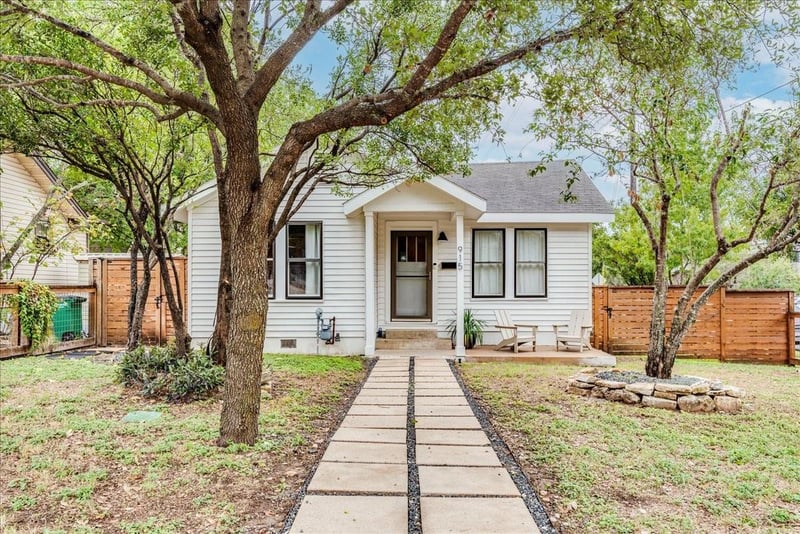 Virtual tour of 915 W Annie ST
