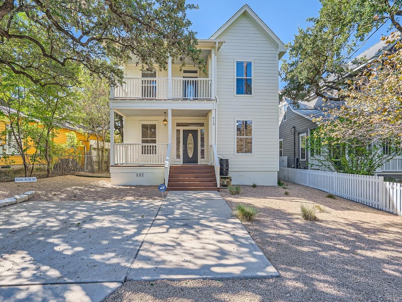 Virtual tour of 915 W Live Oak ST