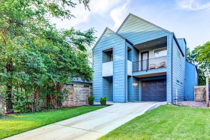 Virtual tour of 916 E 50th ST Unit #1
