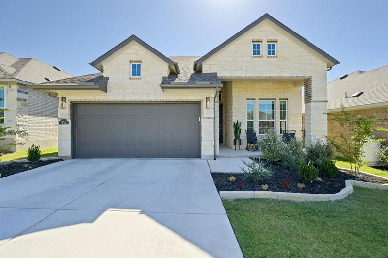 Virtual tour of 916 Leaning Oak Ln