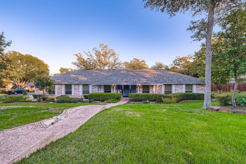 Virtual tour of 9201 Heatherwood Dr
