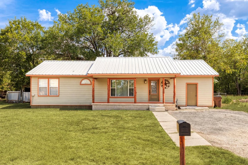 Virtual tour of 924 W Live Oak St