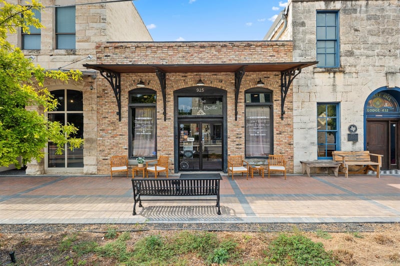 Virtual tour of 925 Main St