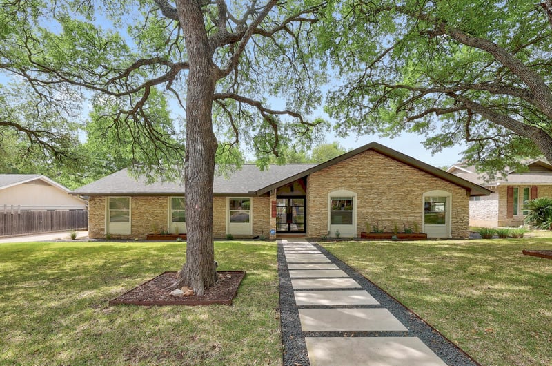 Virtual tour of 9305 Spring Hollow DR