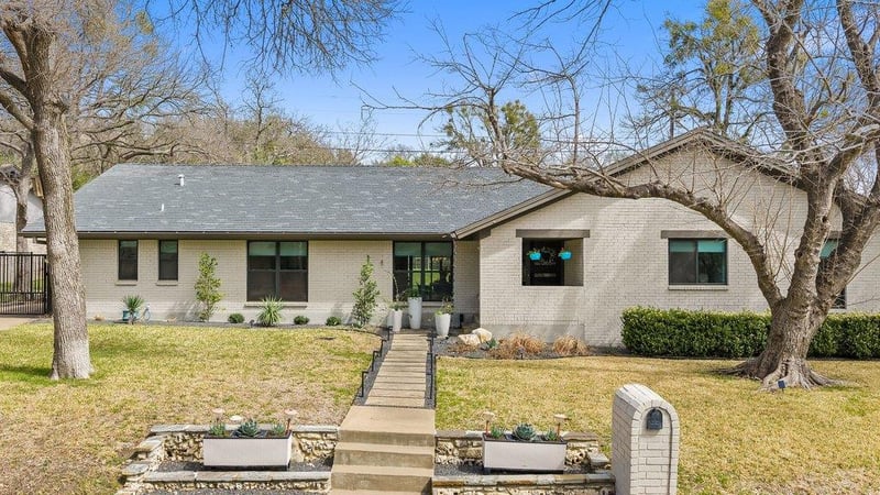 Virtual tour of 9421 Spring Hollow DR