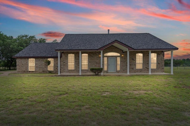 Virtual tour of 943 Honeysuckle Dr