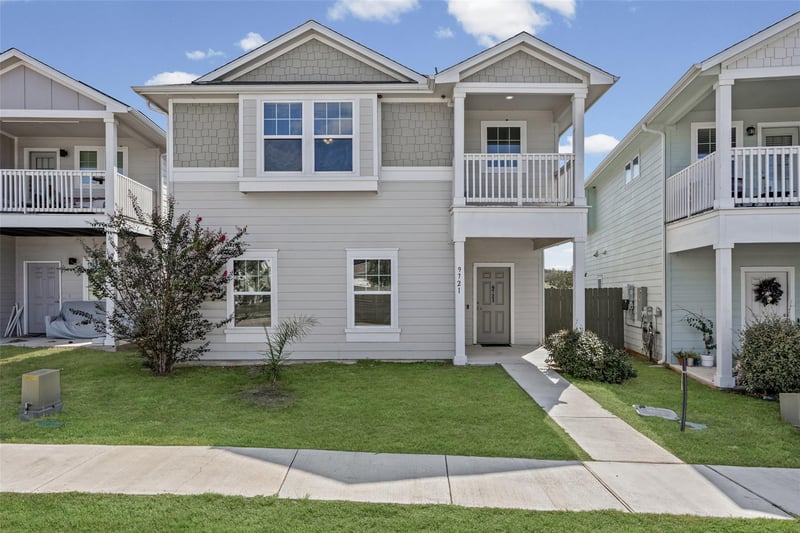 Virtual tour of 9721 Morning Iris Dr