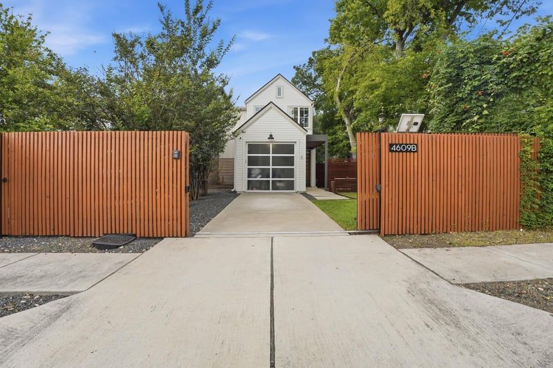 Virtual tour of 4609 Sara DR Unit #B